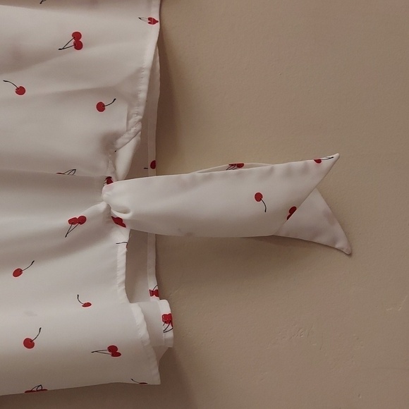 COMO VINTAGE Short Sleeve VNeck Cherry Print Pullover Top - Picture 6 of 10